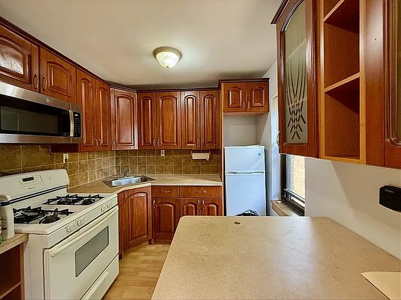 3rd image of 290 Bay 17th St APT 3