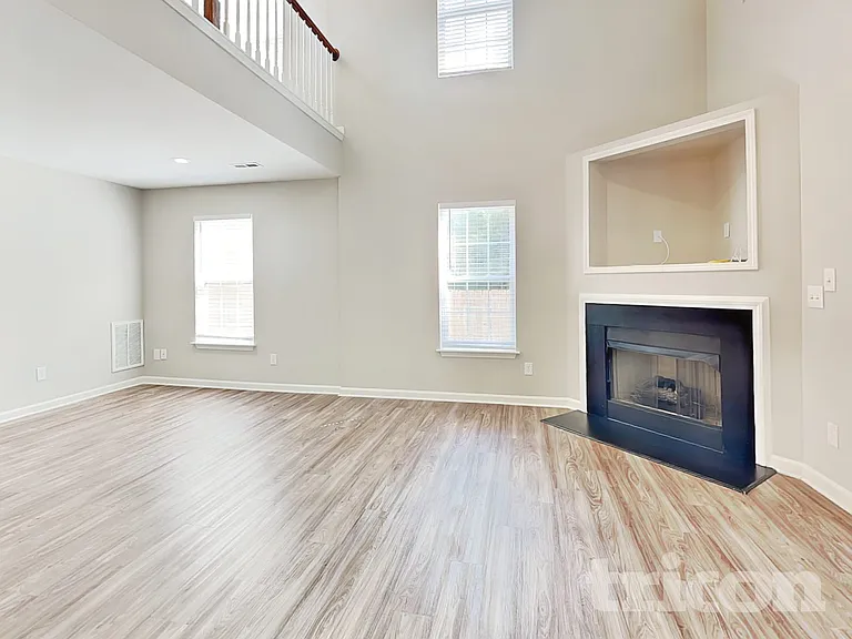 986 Peachtree Meadows Cir — Photo 3