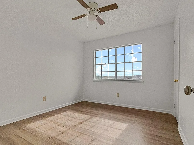 2605 W 58th St #8 — Photo 8
