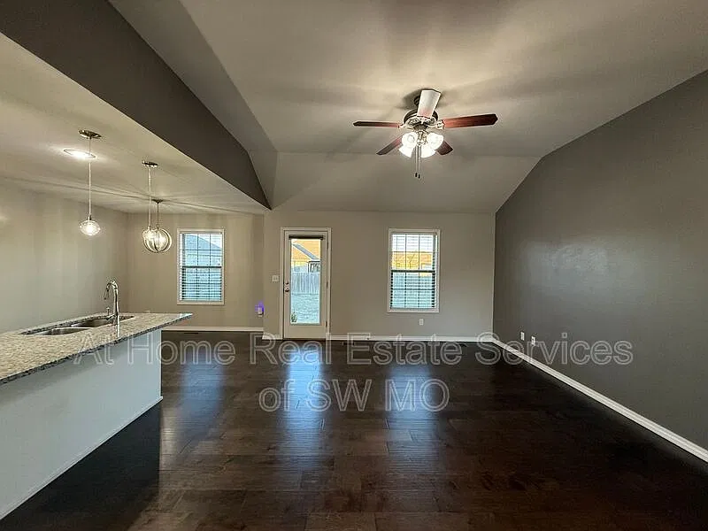 3 bed, 2.0 bath, 1405 sqft, $1,795 — Photo 3