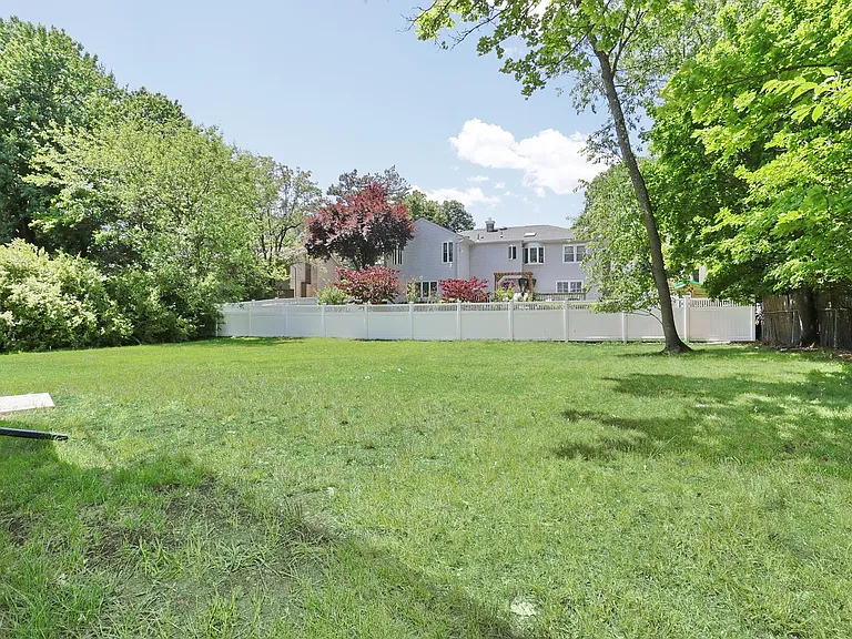 415 Goffle Rd — Photo 36