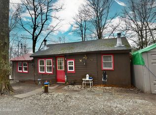 11 Park Ave, Middle Grove, NY 12850