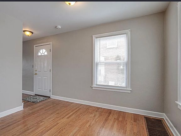 3rd image of 617 Waukegan Rd