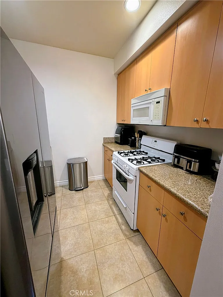 2 bed, 850 sqft, $2,200 — Photo 1