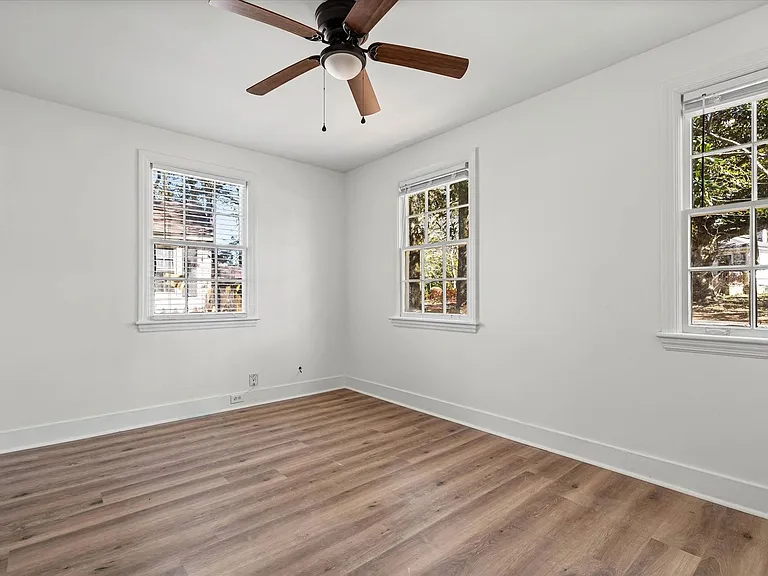 5213 Pineview Ln S — Photo 15