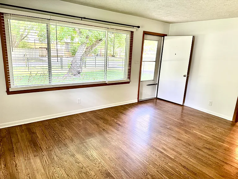 910 Gilbert Ave — Photo 5