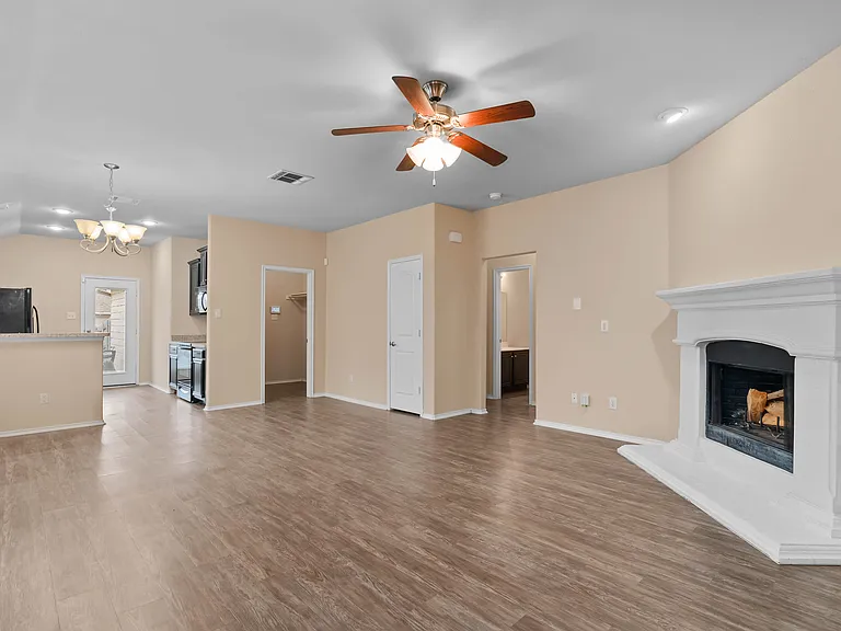 1313 Honeywood Ln — Photo 4
