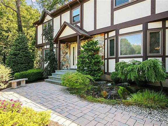 3rd image of 7 Shagbark Ct
