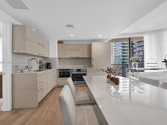5th image of 45 SW 9th St APT 2901