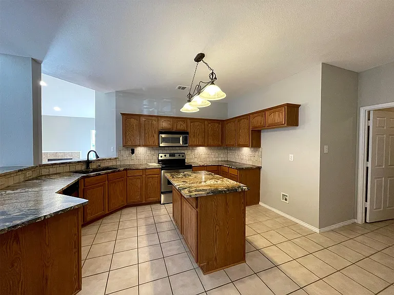9787 Old Field Dr — Photo 1