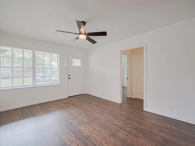 2112 Walnut Ln — Photo 9