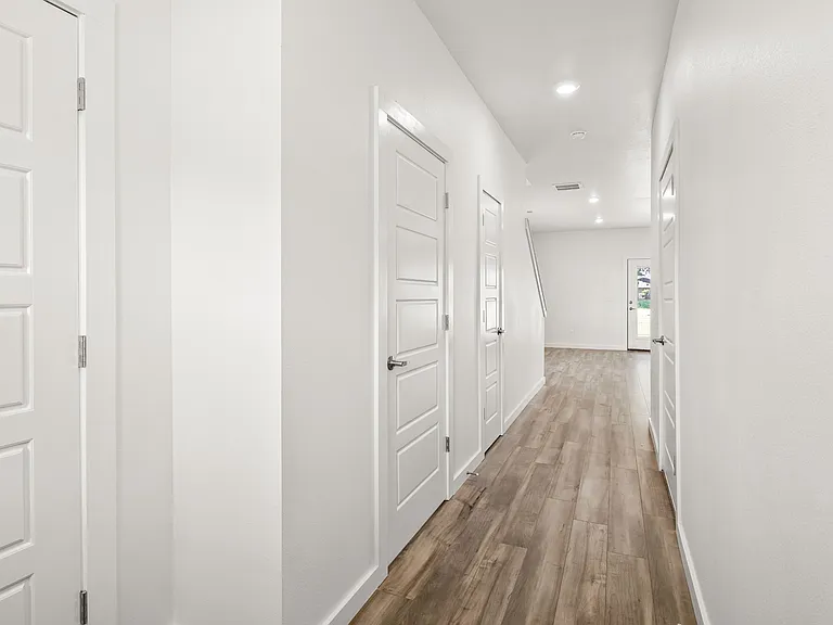547 W Pickens Rd — Photo 10
