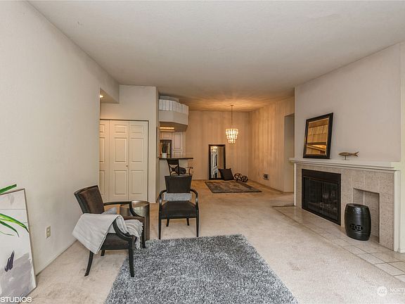 2nd image of 1326 Bellevue Way NE #6