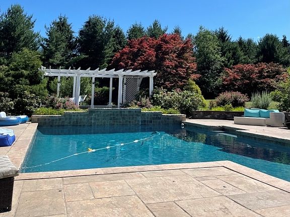 3rd image of 167 Douglas Rd