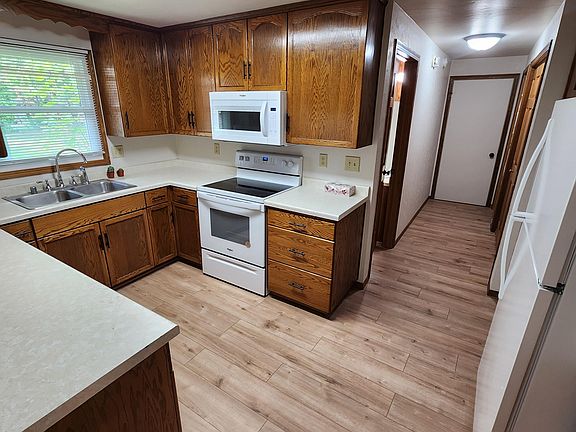 3rd image of 1300 Crestwood Dr