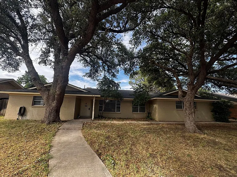 3208 Durant Dr — Photo 1