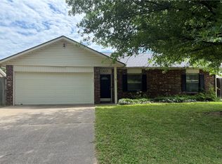 415 Rodric Cir, Siloam Springs, AR 72761