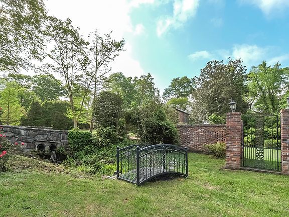 3rd image of 1918 Country Club Rd