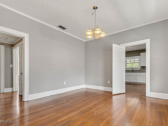 5th image of 1022 Ingleside Ave