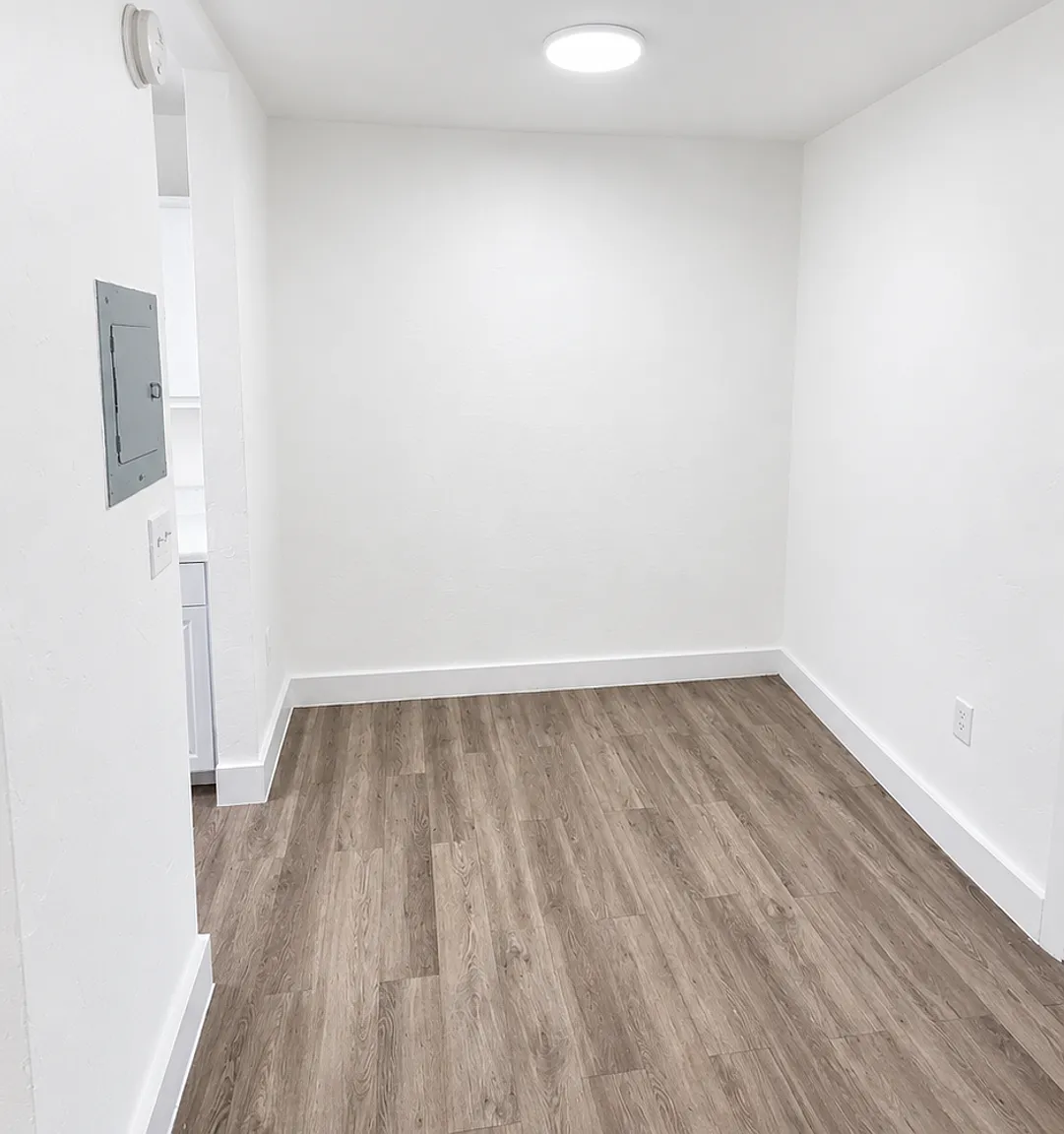 Airport Manor — Photo 4