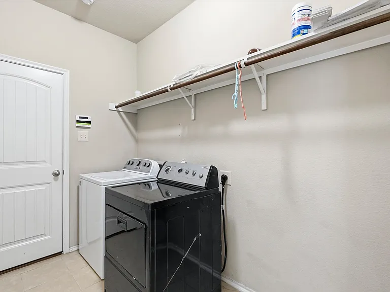 1115 Dickenson Dr — Photo 8