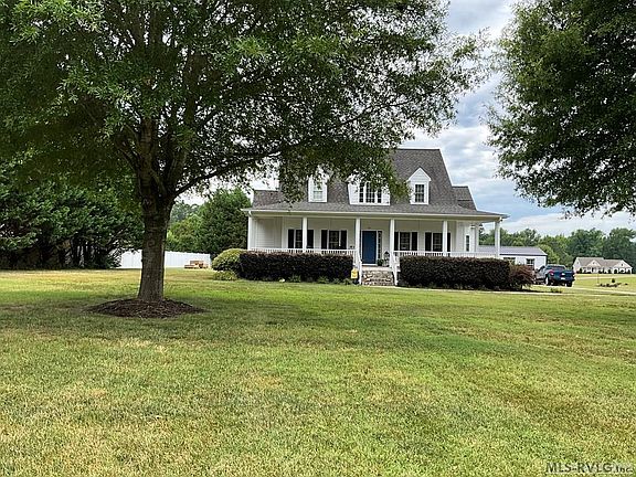 2nd image of 611 Forest Ln