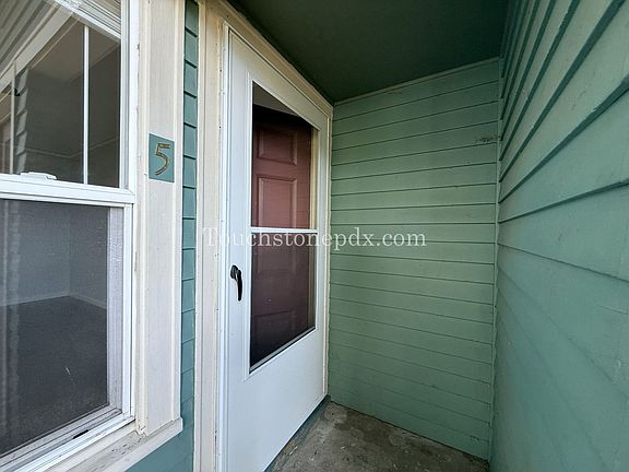 4th image of 13127 NE Halsey St APT 5