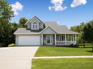 1706 Palisades Rd SW, Mount Vernon, IA 52314