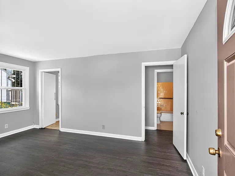 2423 Underwood St — Photo 9