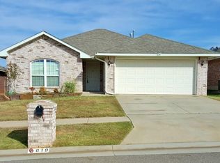 619 SW 38th Pl, Moore, OK 73160