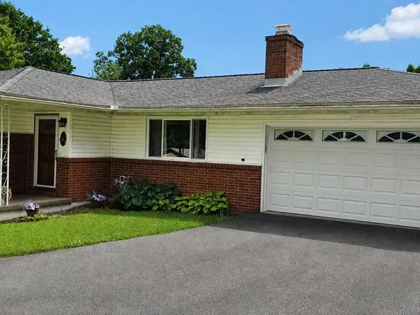 8 Colonial Ridge Rd, Johnstown, PA 15904