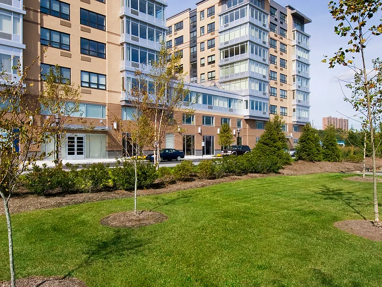 Rivers Edge at Port Imperial — Photo 36