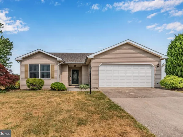 588 Greenfield Dr, Chambersburg, PA 17202