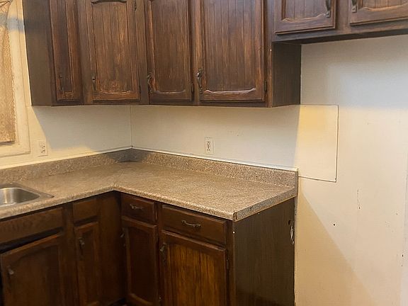 5th image of 2558 Iroquois Ave