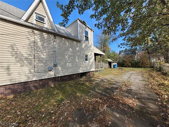 2nd image of 1447 Tait St