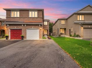 11 Wakefield Ln, Hamilton, ON L8B 0M2