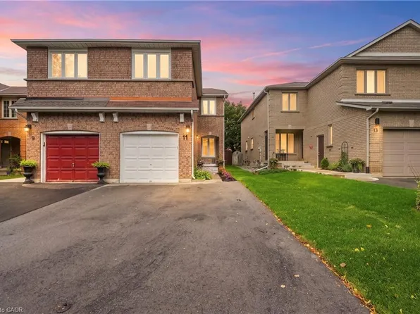 11 Wakefield Ln, Hamilton, ON L8B 0M2