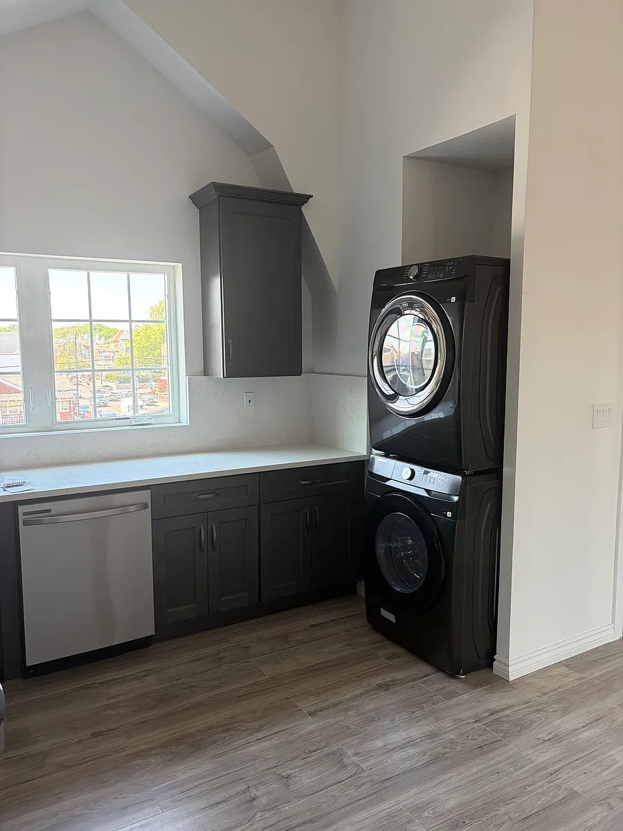 Building Photo - 1536 Bath Ave #3