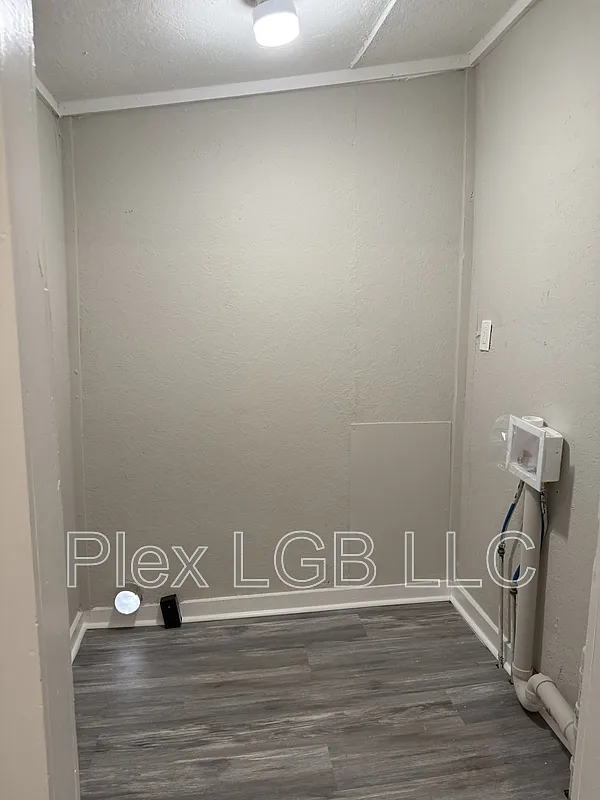 2 bed, 1.0 bath, 808 sqft, $1,050 — Photo 2
