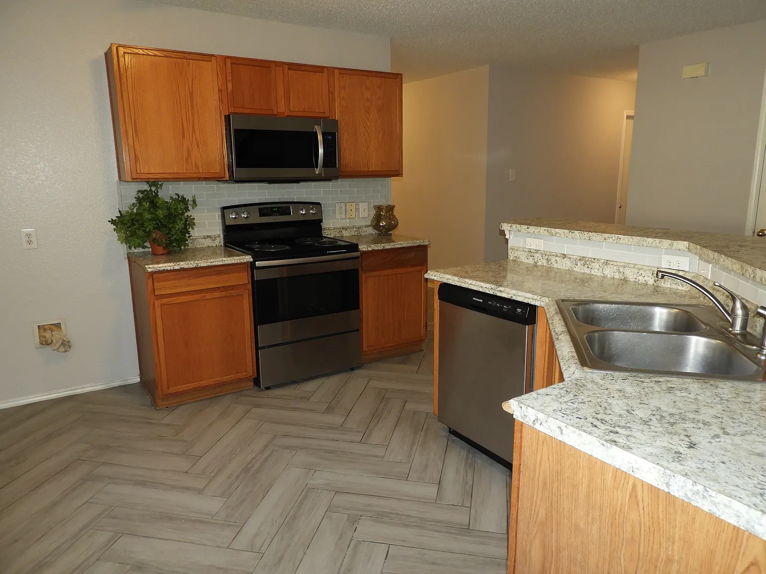 4 bed, 1848 sqft, $2,200 — Photo 3