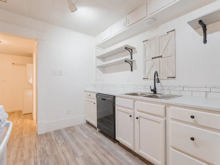 2162 W Lowry St — Photo 8