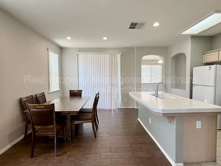 643 W Casanova Ln — Photo 11