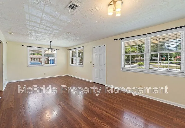 1739 Cornell Dr — Photo 4