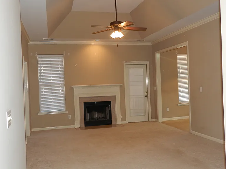 825 Barkley Dr — Photo 2