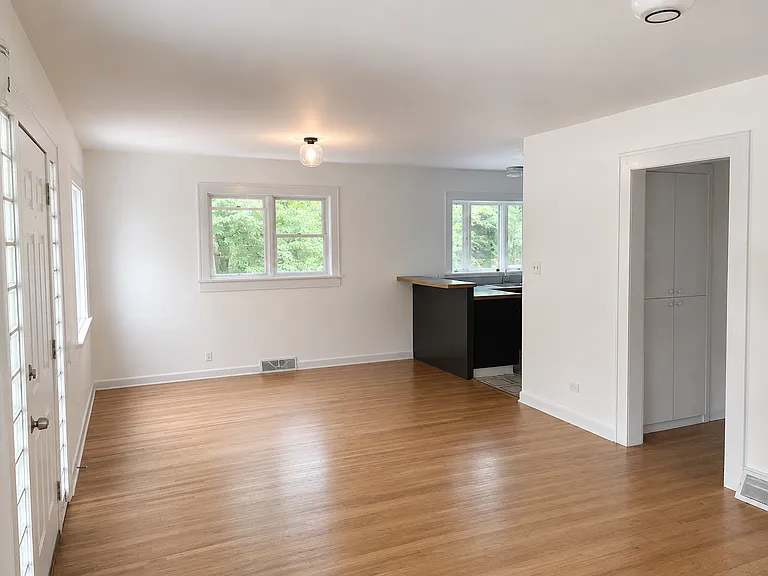 611 W Mulberry St — Photo 3