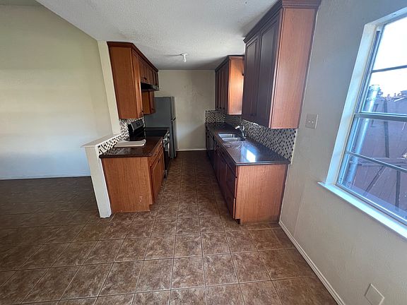3rd image of 4605 Huntington Dr