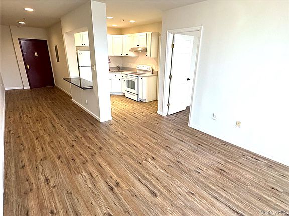 3rd image of 315 Main St APT 3