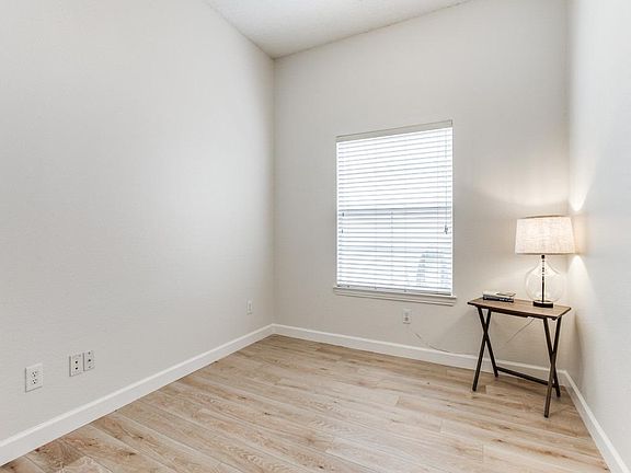 3rd image of 207 Silver Oak Dr