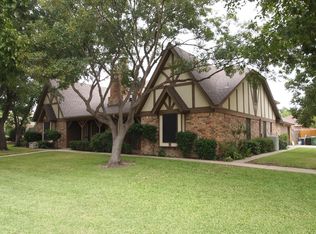 104 Circleview Dr N, Hurst, TX 76054