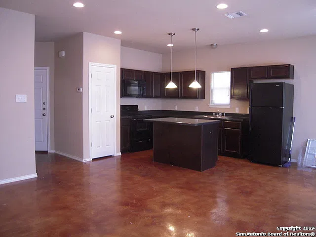 3 bed, 2.5 bath, 2907 sqft, $1,650 — Photo 2